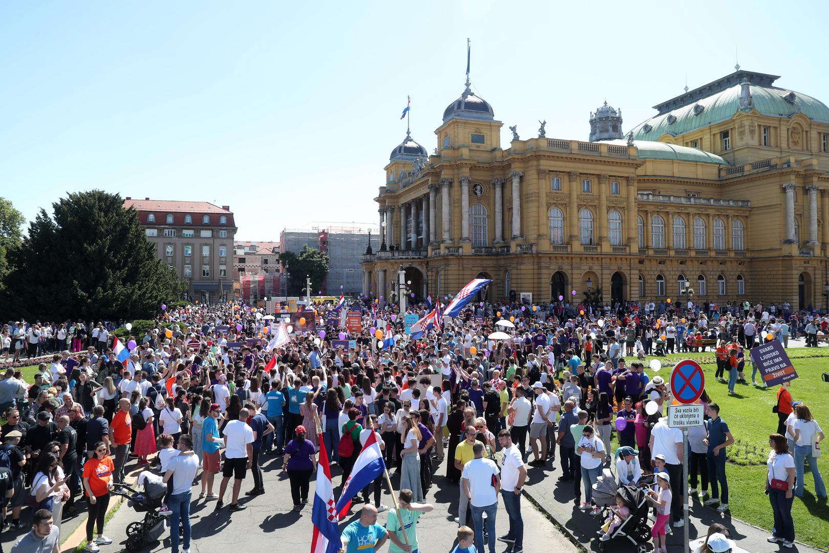 U Zagrebu se danas održava Hod za život. Deveta povorka održava se pod geslom "Glas rođenih za život nerođenih", a počela je u okupljanjem kod Hrvatskog narodnog kazališta