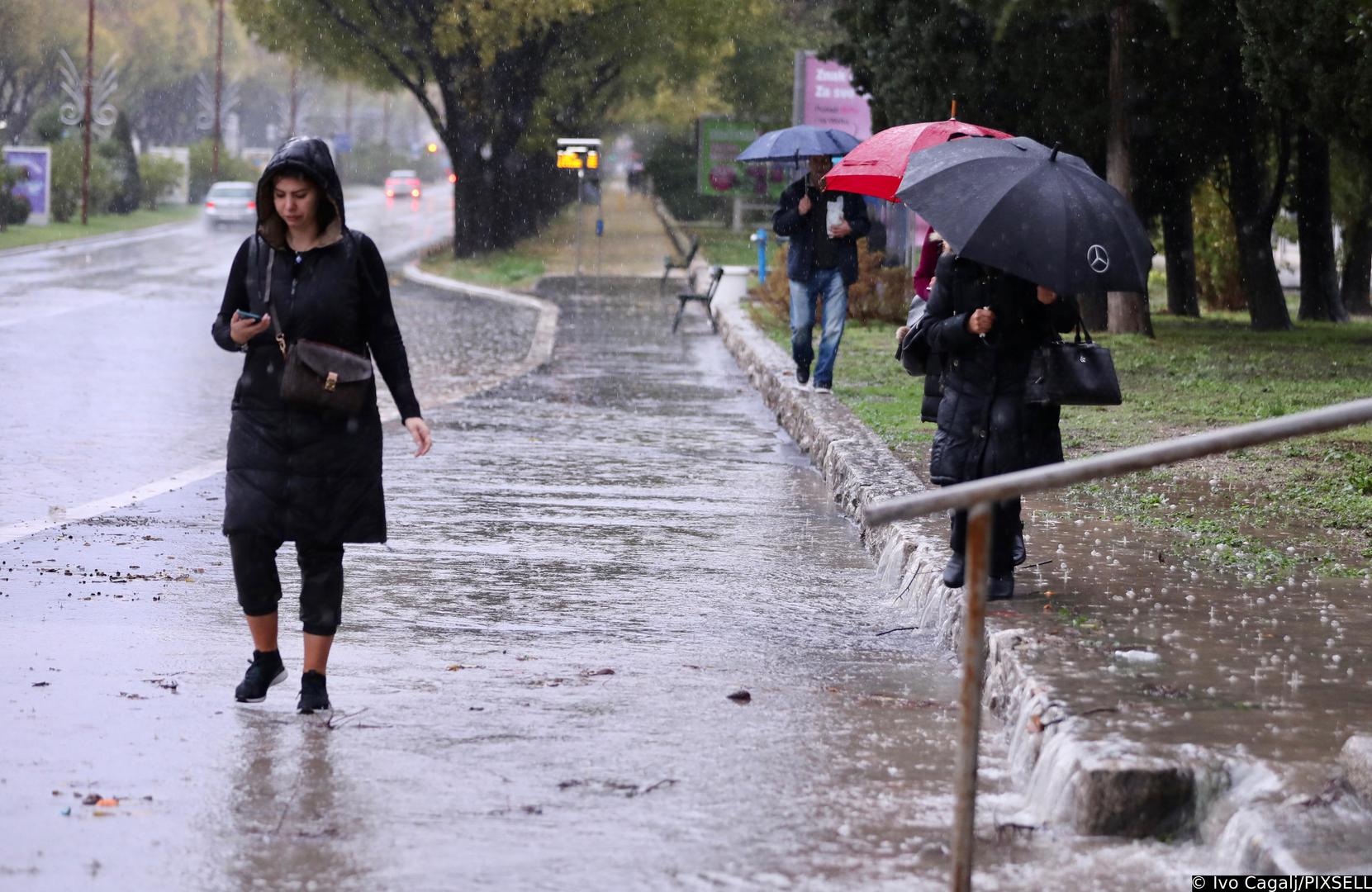 08.12.2022., Split - Obilna kisa zahvatila Split i okolicu stvarajuci probleme pjesacima i vozilima. Photo: Ivo Cagalj/PIXSELL