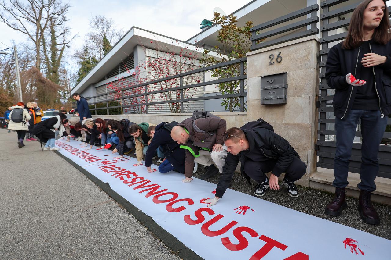 Zagreb: Mirna akcija solidarnosti sa svim žrtvama represivnog sustava u Srbiji ispred srpske ambasade