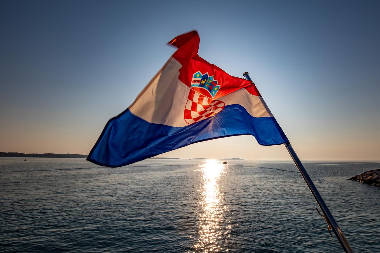Na današnji dan 1990. službeno je usvojena zastava Republike Hrvatske