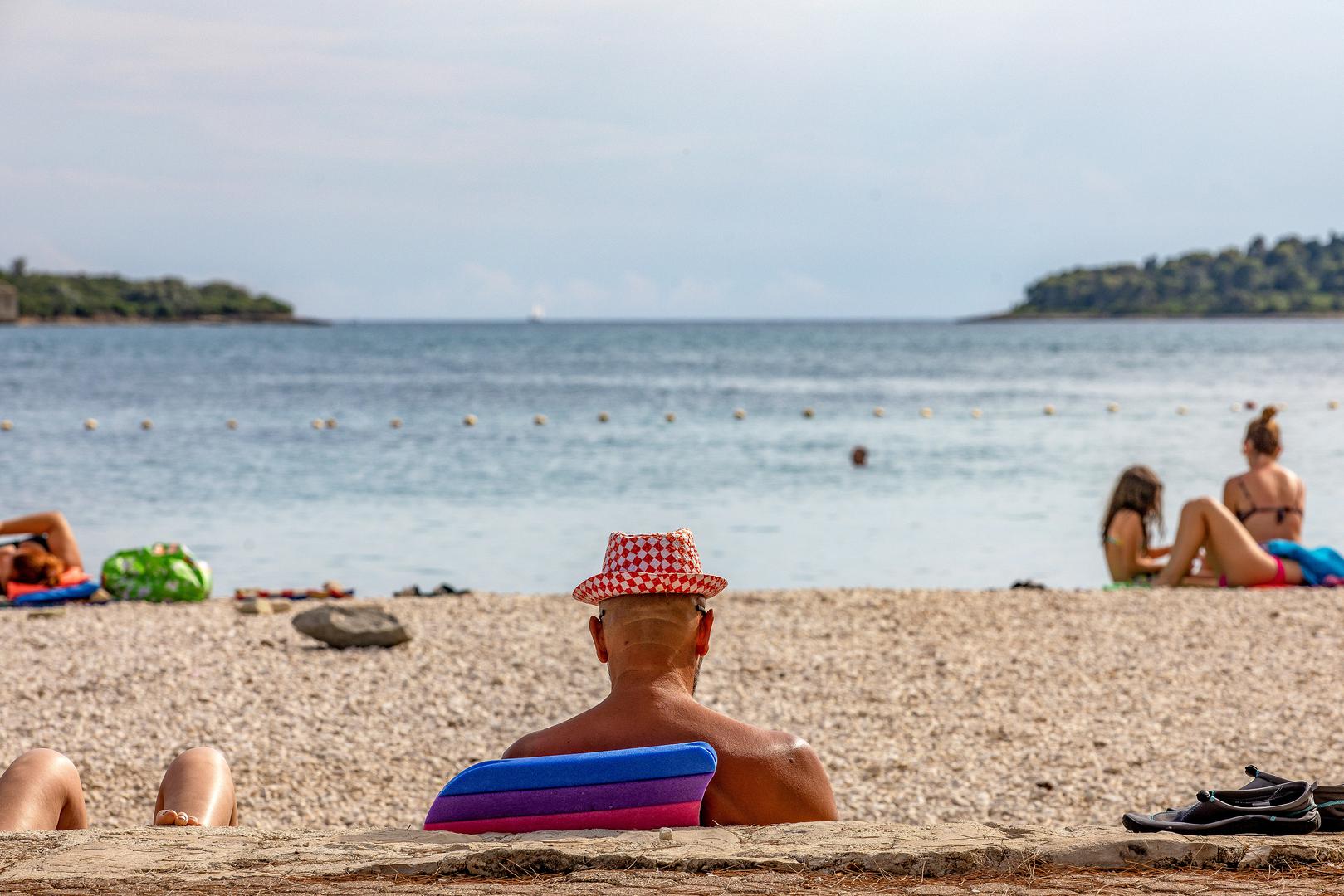 Cijene apartmana su od 70 do 150 eura, fešte su ovdje česte, pogotovo Rimski Valbandon i
Valbandon ispod črpinje, odnosno pekom. Piju se i dobra vina, a najljepše je - na plaži
