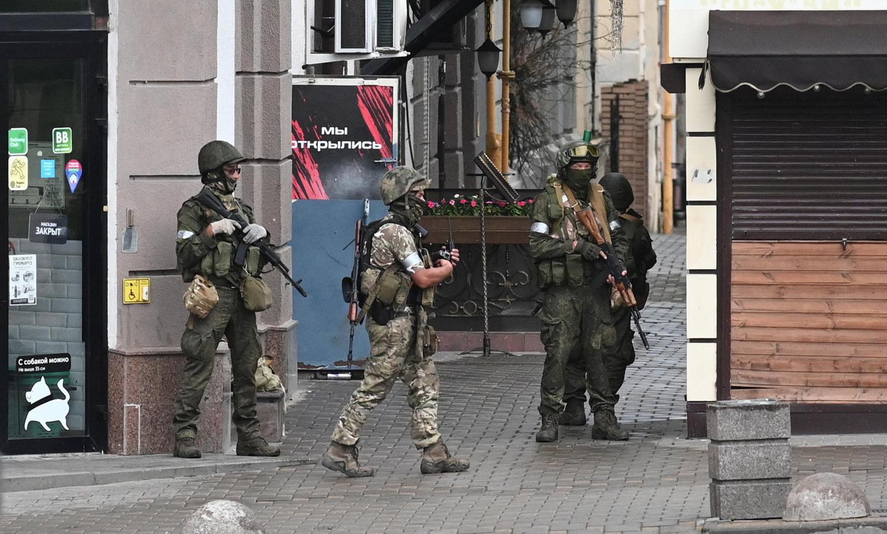 Fighters of Wagner private mercenary group stand guard in a street near the headquarters of the Southern Military District in the city of Rostov-on-Don, Russia, June 24, 2023. REUTERS/Stringer Photo: Stringer/REUTERS