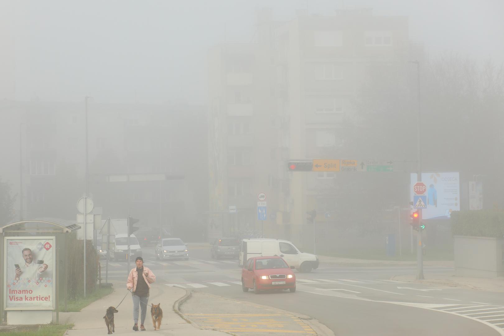 Kada zrak postane dovoljno vlažan, a temperatura padne to razine točke rosišta, vodena para prelazi u tekuće stanje, i zato imamo maglu. 