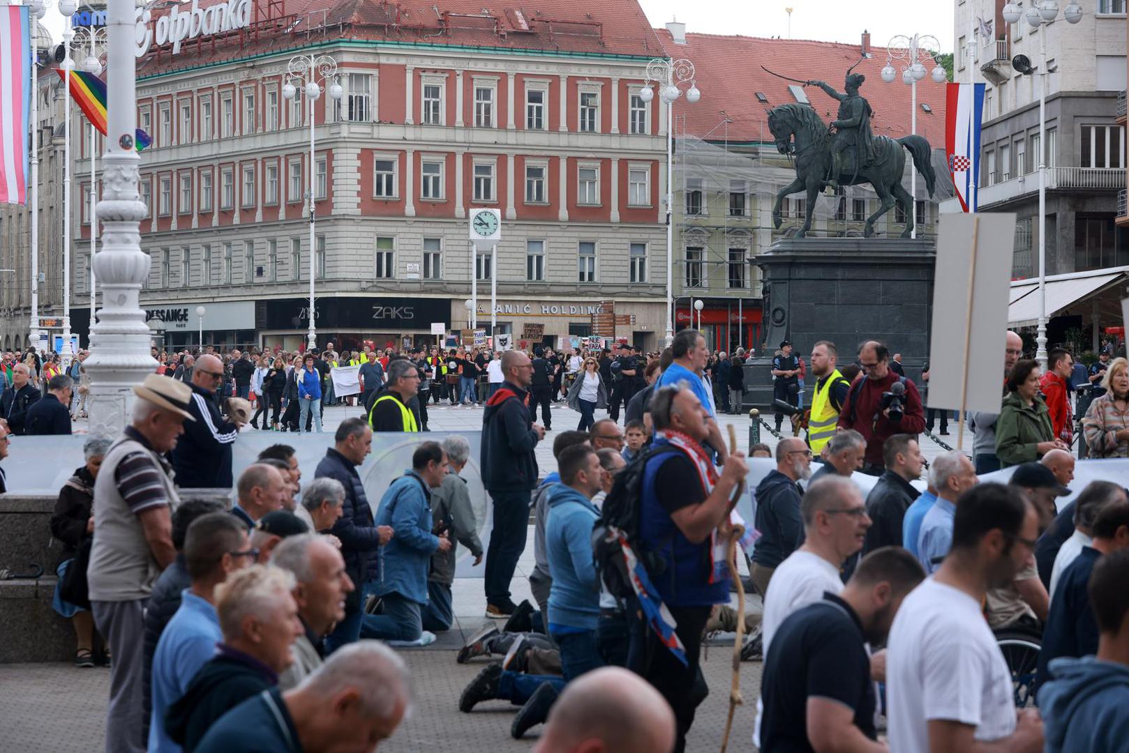 03.06.2023., Zagreb - Muskarci na molitvi krunice koja se odrzava svake prve subote na Trgu bana Josipa Jelacica. I ove subote molitva je ometana od strane prosvjednika Photo: Sanjin Strukic/PIXSELL