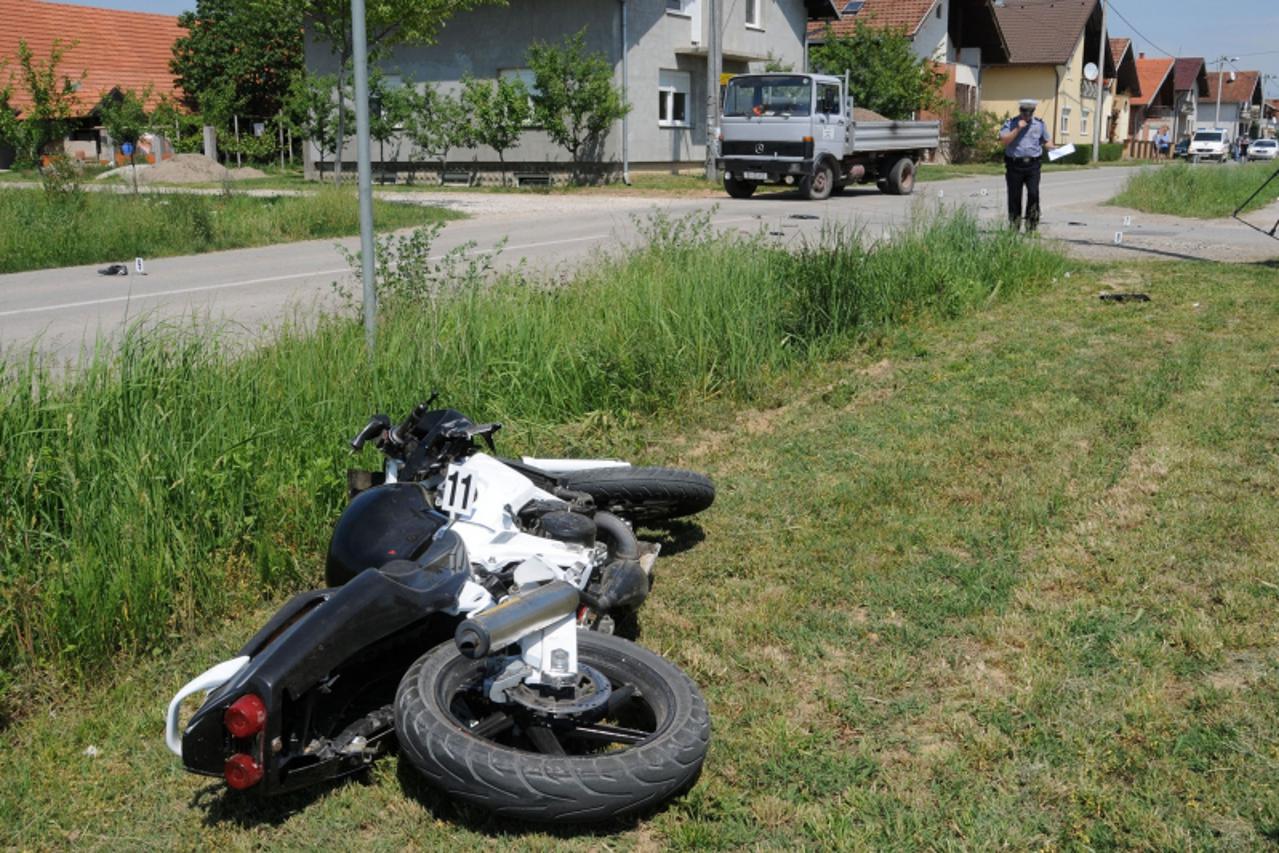 'Crna kronika...Vinkovci...09.05.2009... poginuo motociklist od naleta na zadnji lijevi kraj kamiona koji se kretao u istom smijeru foto:Goran Ferbezar/Vecernji list'