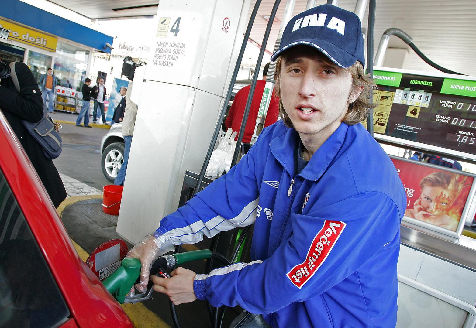 Tadašnji igrači zagrebačkog Dinama su prije 17 godina na bezinskoj pumpi nacionalne naftne kompanije kod Spanskog točili gorivo automobilima. U promotivnoj akciji Dinama sudjelovali su sadašnji hrvatski kapetan Luka Modrić, Mathias Chago, Eduardo da Silva, Nikola Pokrivač, Etto...