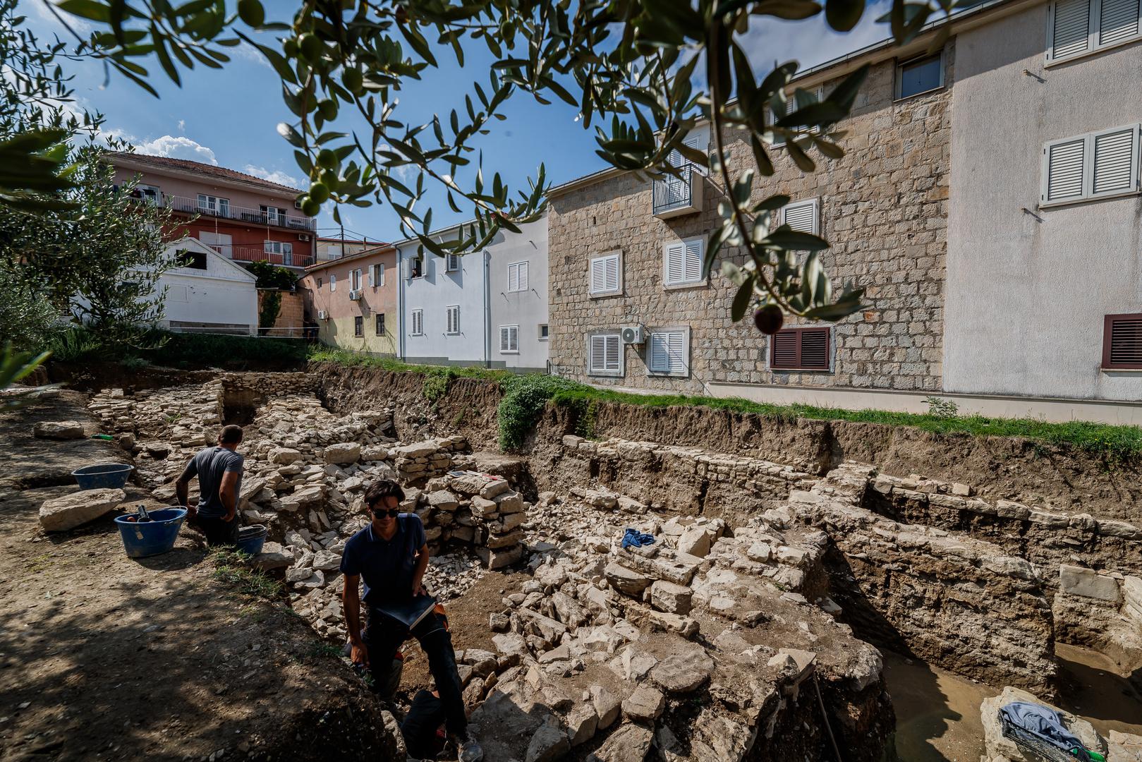 26.09.2024., Stobrec  - Prapovijesno Arheolosko nalaziste u centru Stobreca posjetila je ministrica Nina Obuljen Koezinek u pratnji Marine Ugarkovic. Photo: Zvonimir Barisin/PIXSELL