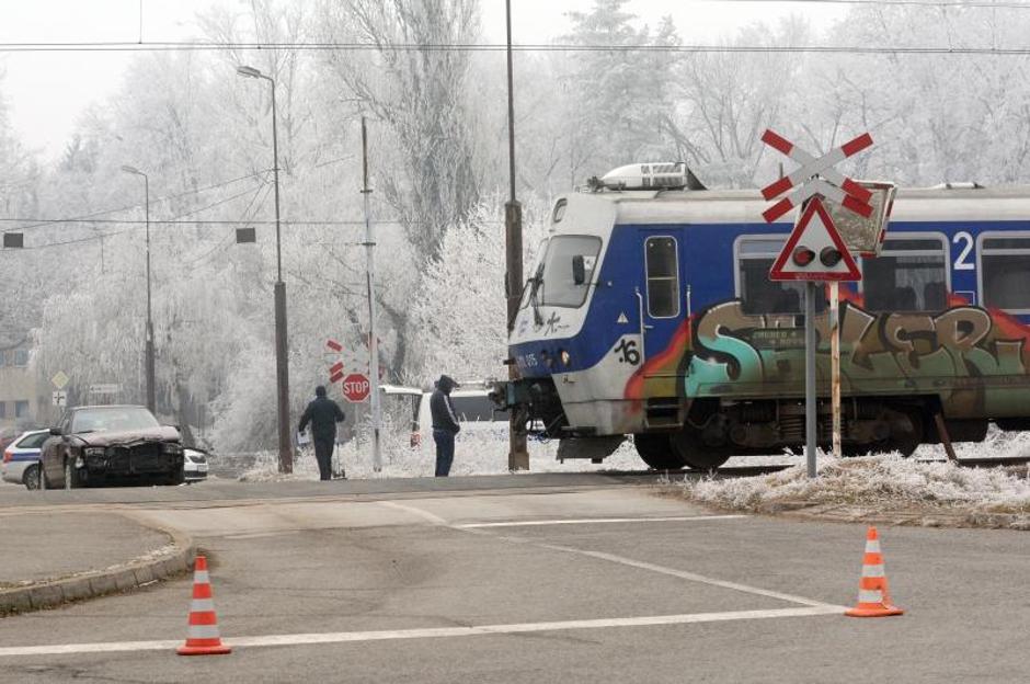 Sisak: Vozač Audija udario u vlak na pružnom prijelazu, prošao s manjom materijalnom štetom