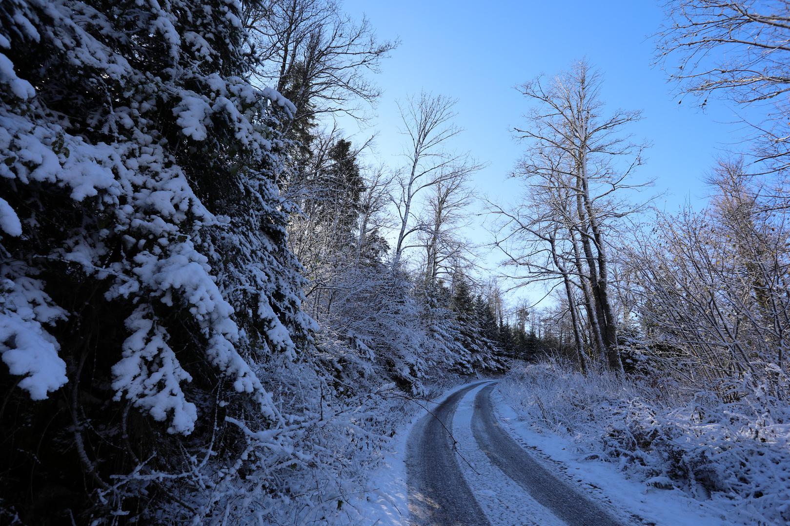 Viši predjeli planina u okolici Fužina prikriveni su snijegom. 