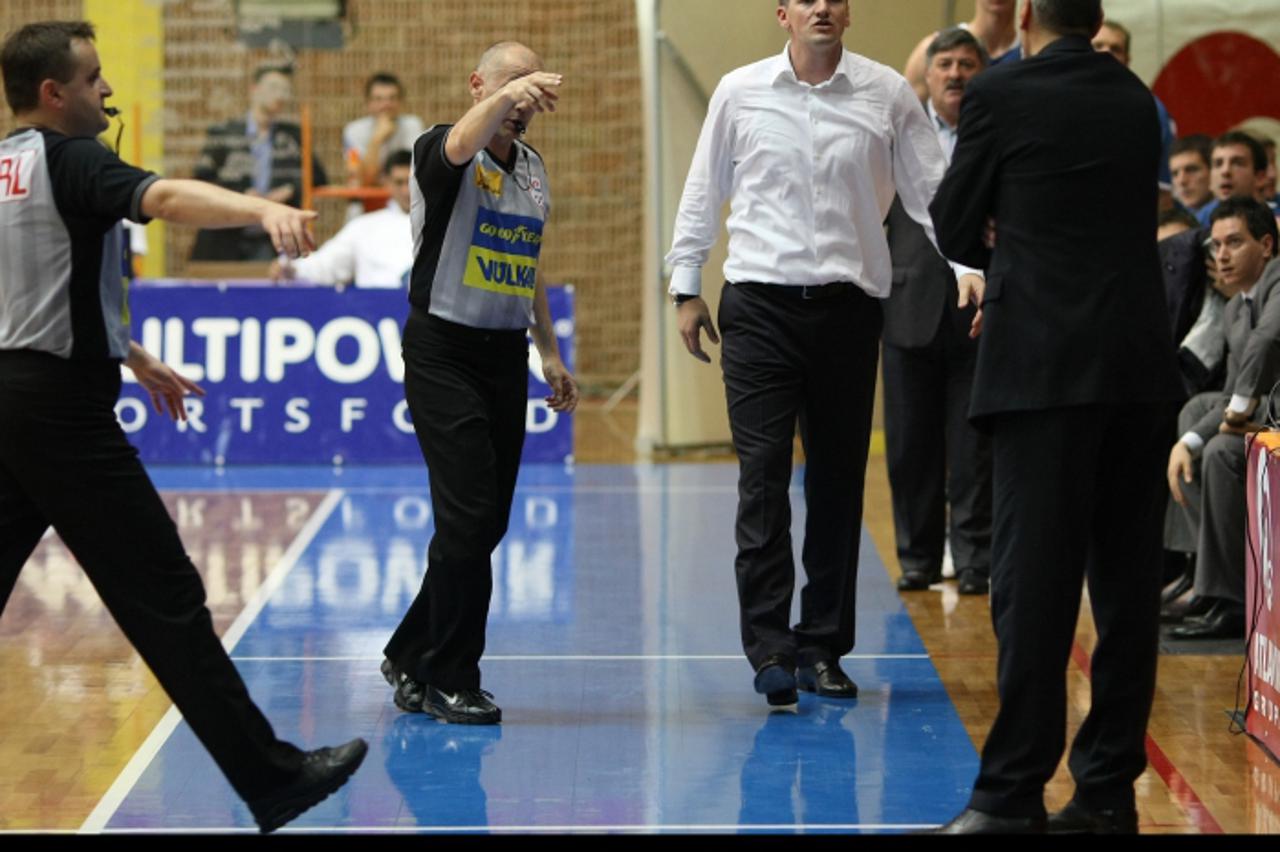 \'18.05.2011., Sportska dvorana Sutinska vrela, Zagreb - PH, polufinale, doigravanje, 1. utakmica, KK Cedevita - KK Cibona. Trener Cibone Josip Vrankovic.  Photo: Jurica Galoic/PIXSELL\'