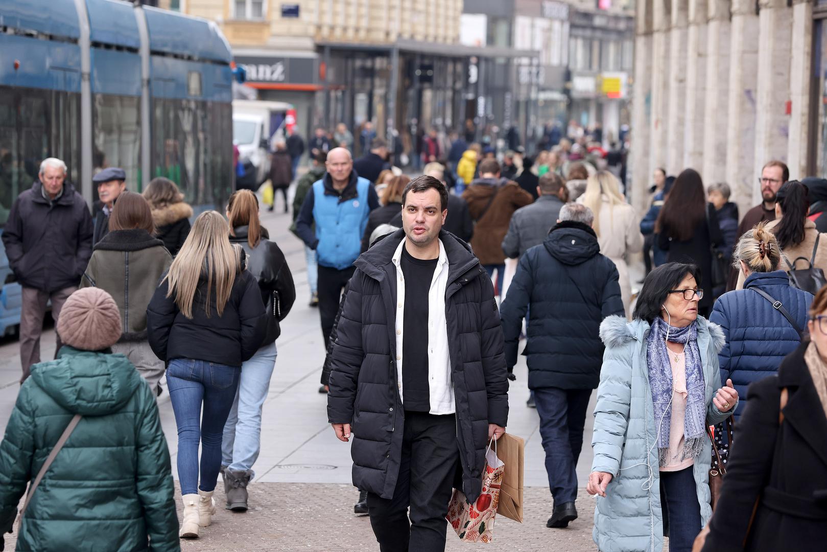 22.12.2023., Zagreb - Zadnjeg radnog dana pred blagdanski produzeni vikend stanje u centru grada je kaoticno, kako u pjesackim zonama tako i u automobilskom i javnom prometu. Za sve one koji niti ove godine nisu uspjeli panirati sve obveze prije guzvi savjet je da cuvaju zivce i iduce godine vise pozornosti posvete planiranju. Photo: Patrik Macek/PIXSELL