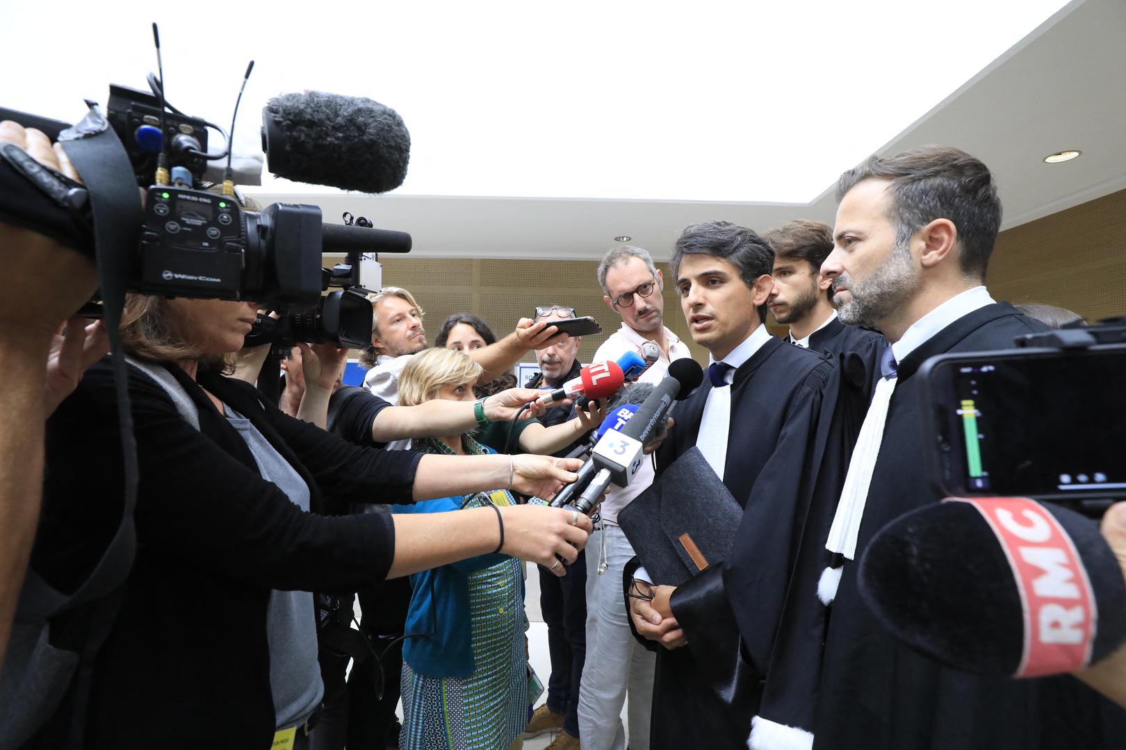 Stéphane Babonneau (au centre), l'avocat de G.Pelicot - Procès du viol de G.Pélicot par cinquante hommes âgés de 26 à 74 devant la cour criminelle départementale de Vaucluse à Avignon, France, le 4 septembre 2024. Son mari Dominique Pélicot, est accusé d'avoir drogué sa femme pendant dix ans pour la soumettre sexuellement à d'autres hommes qu'il recrutait sur internet. Il est jugé avec 50 autres hommes âgés de 26 à 74 ans pour vioIs aggravés, à partir du lundi 2 septembre et pour quatre mois. © Franz Chavaroche/Nice Matin/Bestimage The trial of G.Pelicot's husband accused of drugging her for nearly ten years and inviting strangers to rape her at their home in Mazan, a small town in the south of France, in Avignon, on September 4, 2024. The case involves 50 co-defendants. The defendants, 18 of whom are on remand, are men aged between 21 and 68 at the time of the events. Photo: Franz Chavaroche / Nice Matin / Bestimage/BESTIMAGE