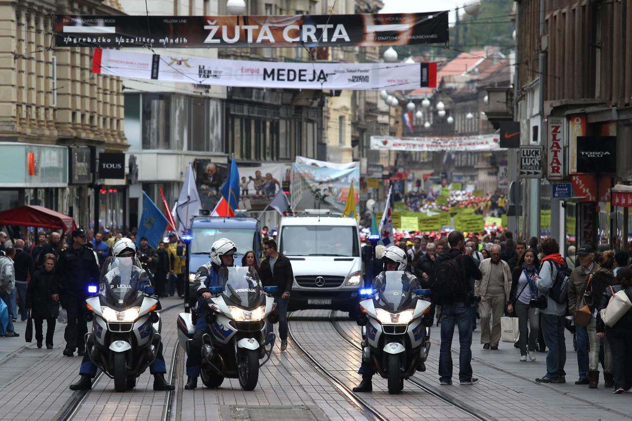 Zagreb: Prosvjed Matice sindikata javnih službi na Trgu bana Jela?i?a