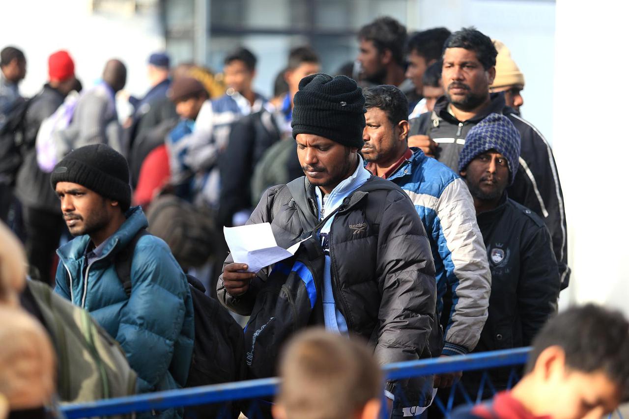 Šid: Veliki broj izbjeglica stiže u Šid gdje ih ?eka vlak za  Slavonski Brod