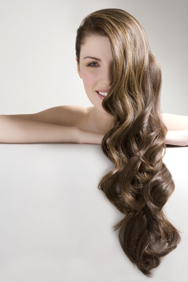 Zdrava kosa - Muškarci obožavaju dugačku, ali zdravu kosu na ženama pa ako imate ispucane vrhove brzo posjetite frizerski salon te kupite proizvode za suhu kosu.
