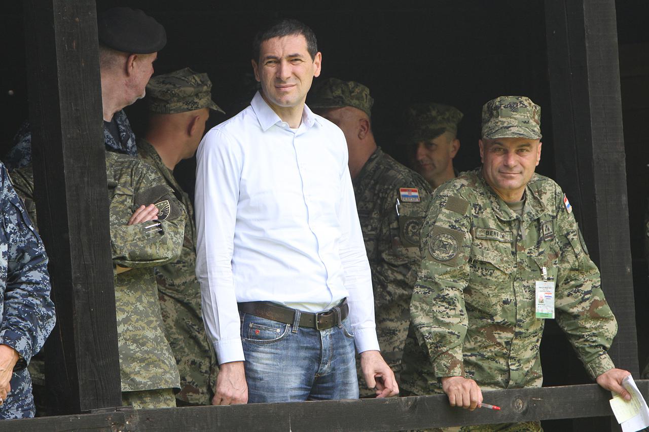 23.05.2014., Slunj - Natjecanje za najspremnijeg pripadnika OS RH Prvi za Hrvatsku 2014. na vojnom poligonu Eugen Kvaternik. Pobjednik natjecanja je nadnarednik Pero Bertovic, pripadnik Vojnoobavjestajne bojne HKoV-a, drugi je Alexander Janko iz Austrije 