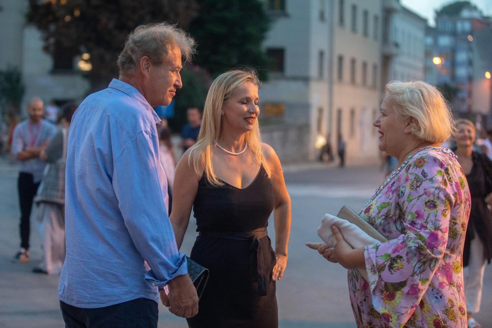 29.08.2020.., Pula - 
U Areni otvoren Pula film festival prvi put u novom terminu, bez vatrometa i uz postivanje epidemioloskih mjera. Festival je otvorenim proglasio Zdravko Zima, izaslanik predsjednika Republike Hrvatske.  Na fotografiji Zrinko Ogresta sa suprugom i ravnateljica festivala Gordana Restovic.
Photo: Srecko Niketic/PIXSELL