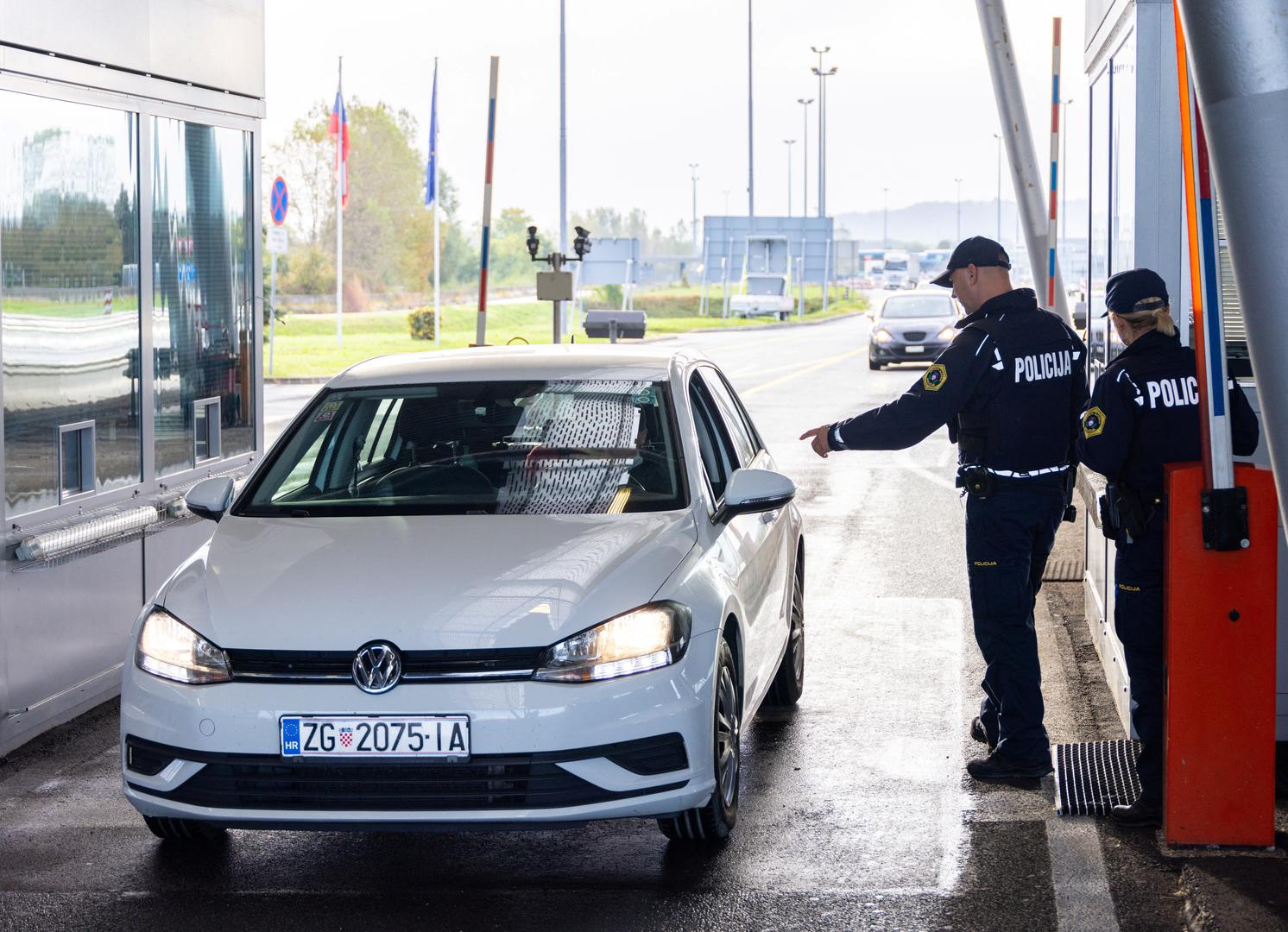 Police officers inspect documents on border crossing Obrezje, Slovenia, October 21, 2023. REUTERS/Antonio Bronic Photo: Antonio Bronic/REUTERS