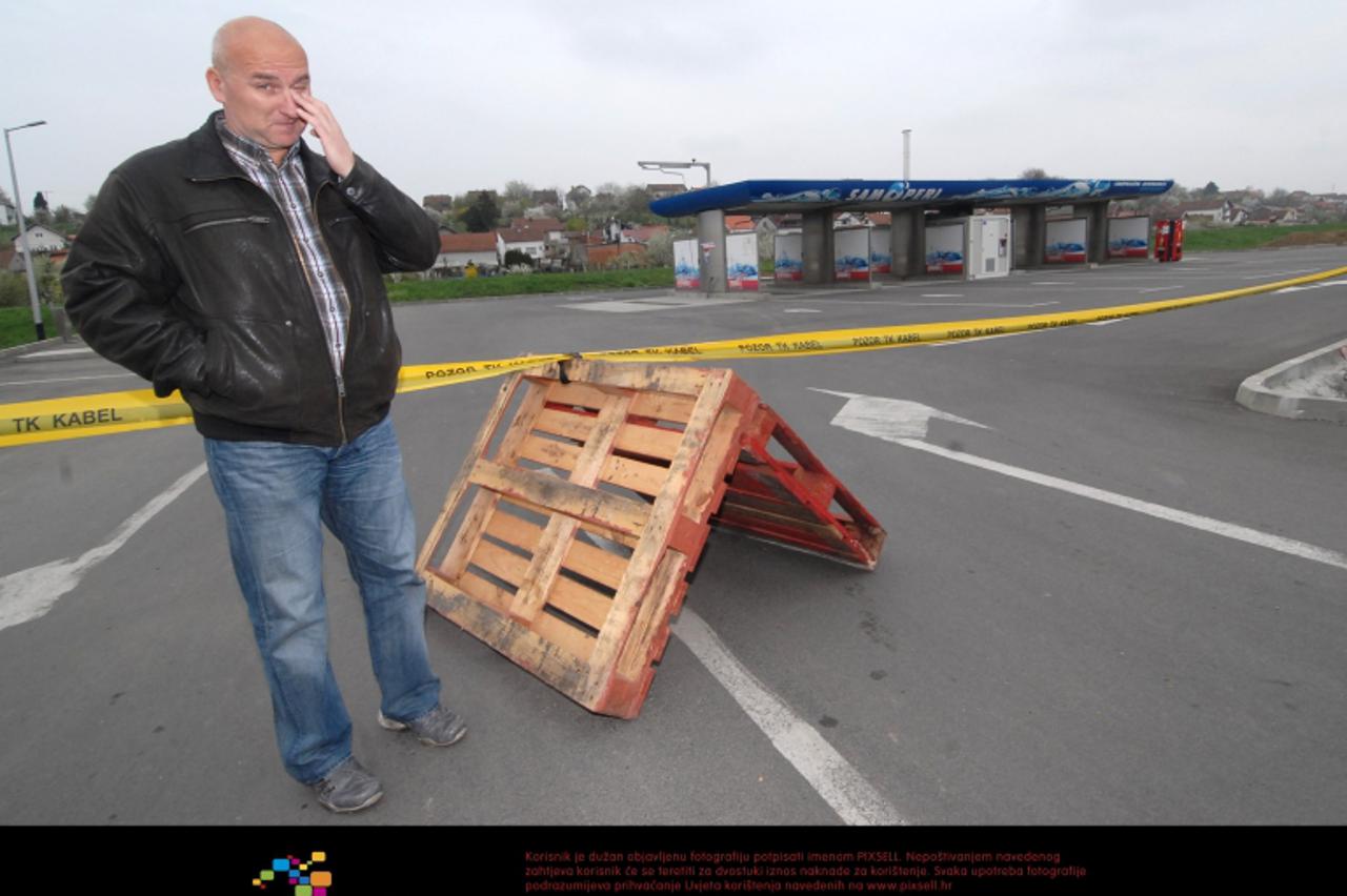 '06.04.2012., Bjelovar - Poduzetnik Igor Habalija ukazuje na apsurdnu situaciju u kojoj mu je, uslijed nedorecenosti zakona,  drzavni inspektorat zatvorio samousluznu praonicu na juznom kraku bjelovar