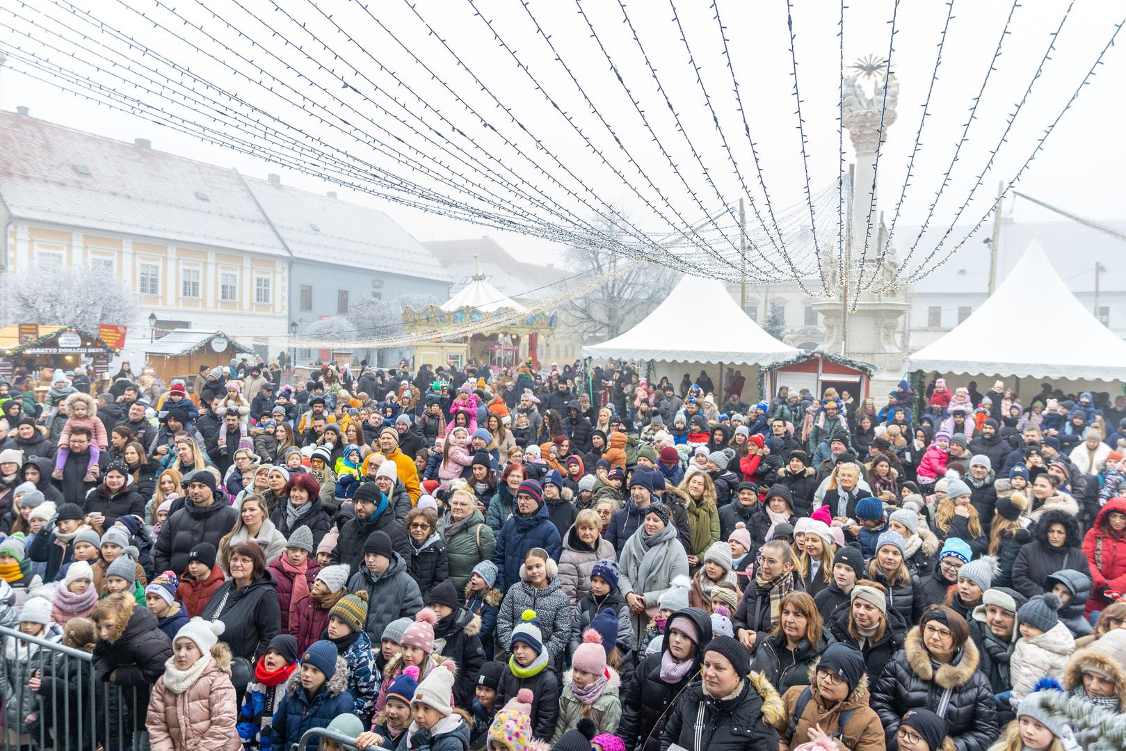 U Osijeku je najprije nastupio Magic Leon sa svojom mađioničarskom predstavom, a nakon toga i mlade osječke snage Karla Skender i glazbeni sastav Uholaže. 