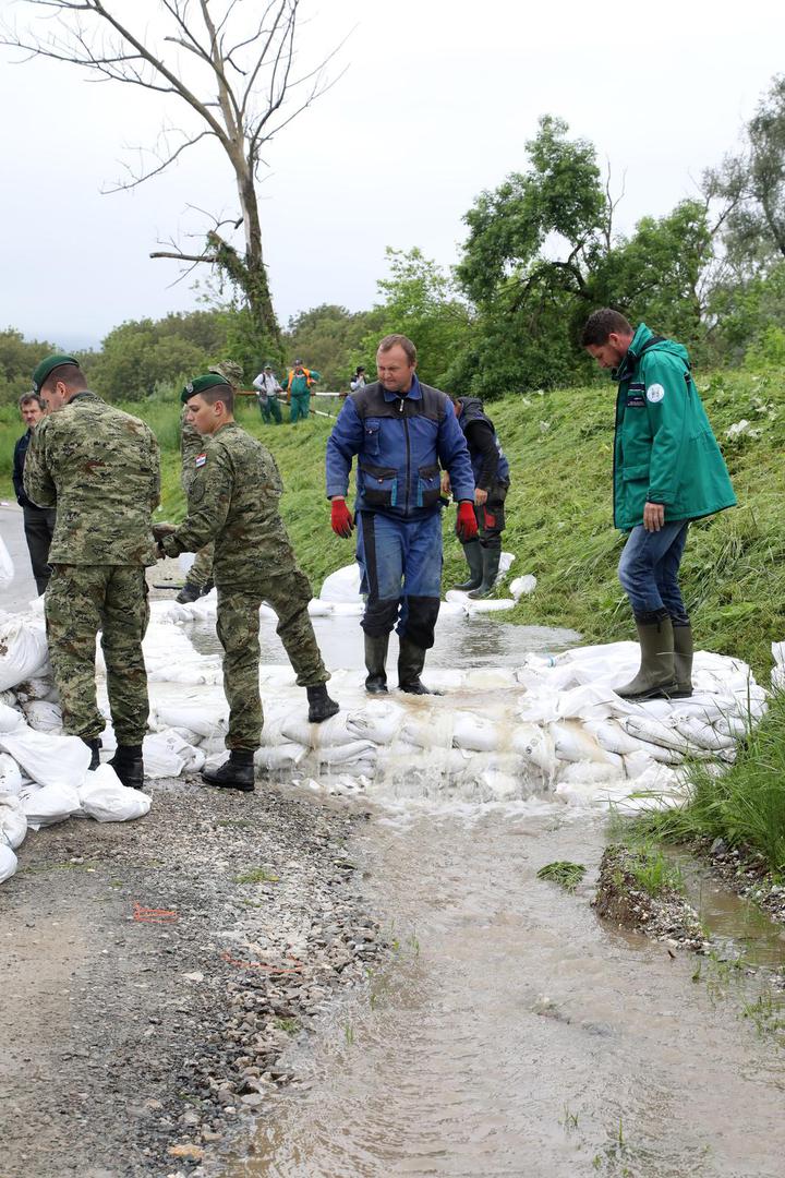 19.05.2023., Petrinja - Doslo je do probijanja rijeke Kupe kroz kanalizacijski sustav u Ulici Antuna Mihanovica te je poslana vojska kako bi se osiguralo mjesto gdje je probila voda. Photo: Edina Zuko/PIXSELL