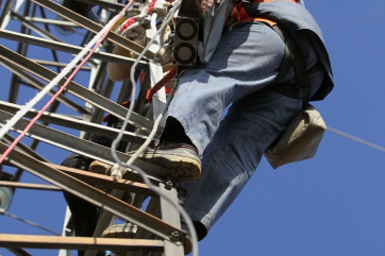 '28.11.2012., Koprivnica - Radnici tvrtke Dalekovod postavljaju opticke kablove za internet i telefonske linije u okolici Koprivnice na dalekovode HEP-a.  Photo: Marijan Susenj/PIXSELL'