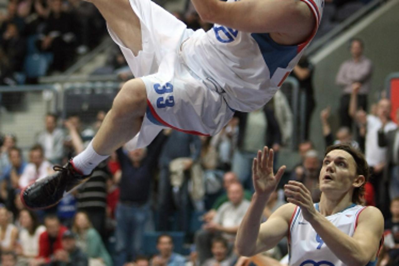 \'19.05.2010., Kosarkaski centar Drazen Petrovic, Zagreb - Prva utakmica A1 polufinala izmedju Cibone i Zagreba. Marko Tomas visi na kosu. Photo: Jurica Galoic/PIXSELL\'