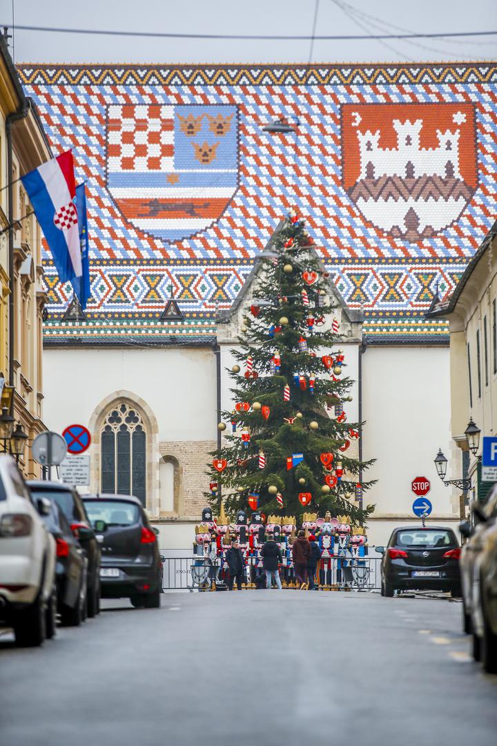 Ne zaboravite na obiteljski trenutak – Jedan od najboljih dijelova ukrašavanja je obiteljski trenutak. Bez obzira na to kad odlučite kititi jelku, učinite to zajedno, u mirnom okruženju, uživajući u svim malim stvarima koje Božić čine posebnim. U konačnici, najvažniji je osjećaj koji stvarate u svom domu, a to nema veze s datumom.