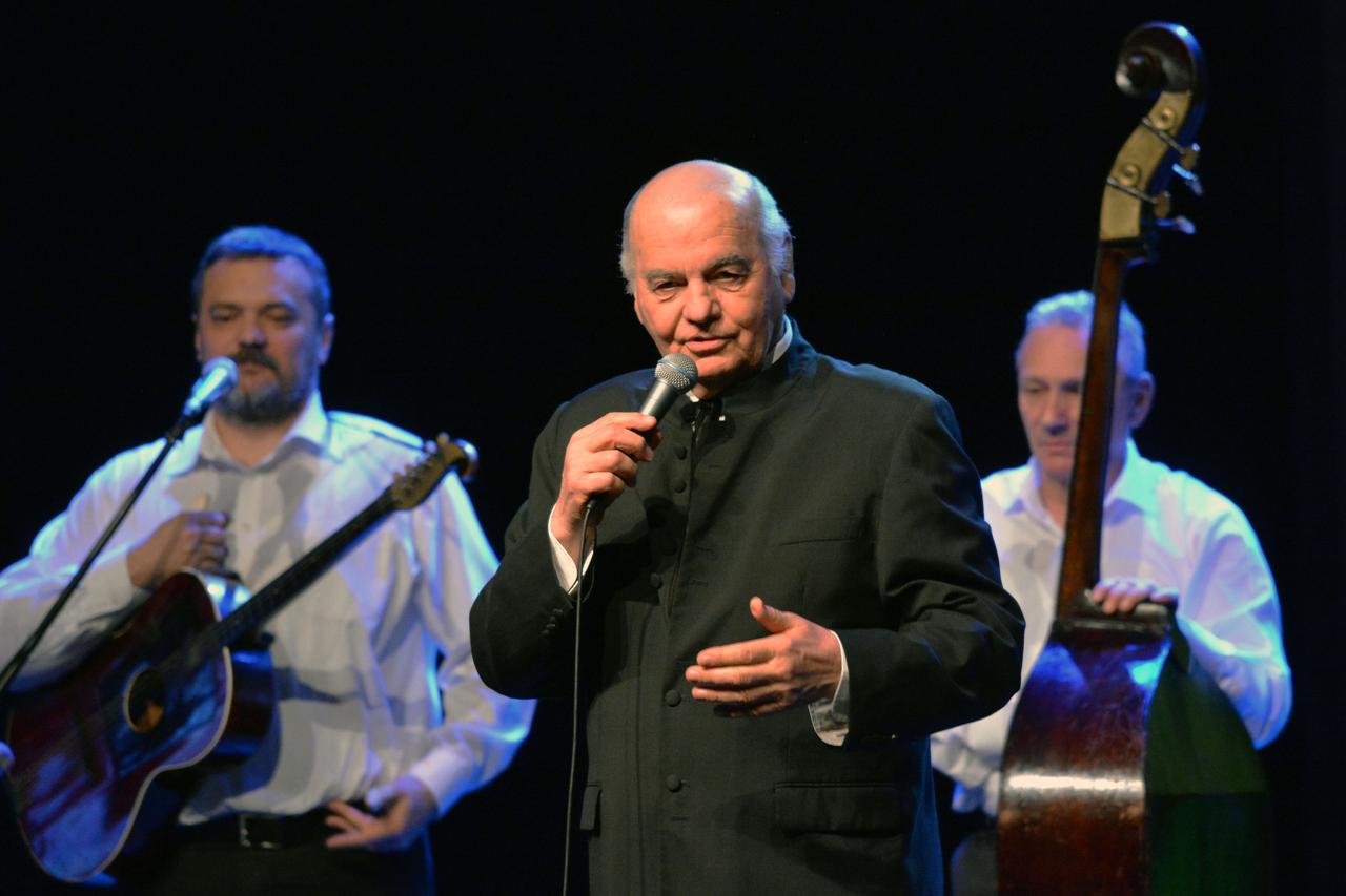 Slavonski Brod: Koncert Zvonka Bogdana uz pratnju njegovih tamburaša 
