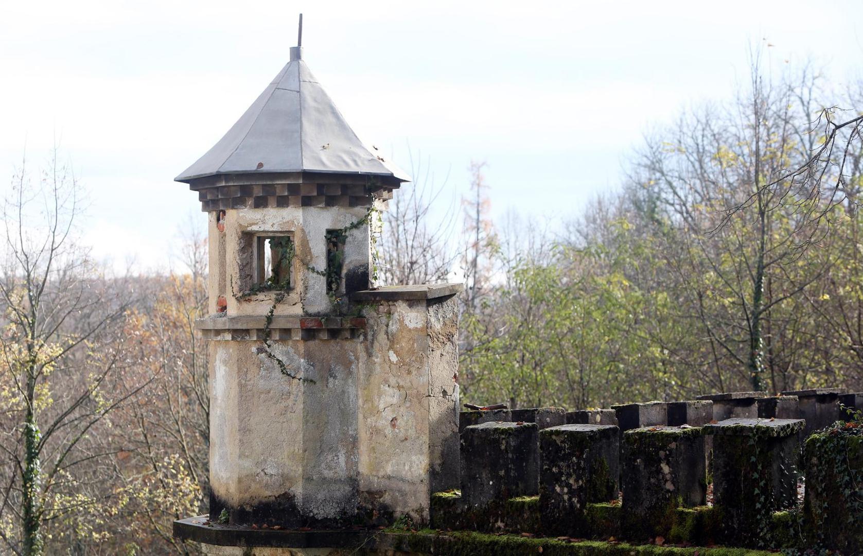 22.11.2019., Bosijevo - Stari grad Bosiljevo kojeg su izgradili knezovi Frankopani i bili vlasnici do  poznate urote 1671. godine, kada je konfisciran i opljackan. Od tada  je jedan od najljepsih dvoraca u Hrvatskoj promijenio brojne vlasnike ukljucujuci i  i posljednjeg, Sinisu Krizanca koji ga je imao u koncesiji na 99 godina no izgubio jer nije napravio nista. Dvorac je sada u vlasnistvu Republike Hrvatske i iz godine u godinu  jako propada, kroz desetljeca u dvorcu su razbijeni su prozori, ukradene brojne vrijedne umjetnine, namjestaj, skulpute, cak i kamene ograde. Dvorac je ukljucen u program Dodiri civilizacije kroz koji opcina Bosiljevo koja ga je dobila na uporabu odrzava.
Photo: Kristina Stedul Fabac/PIXSELL