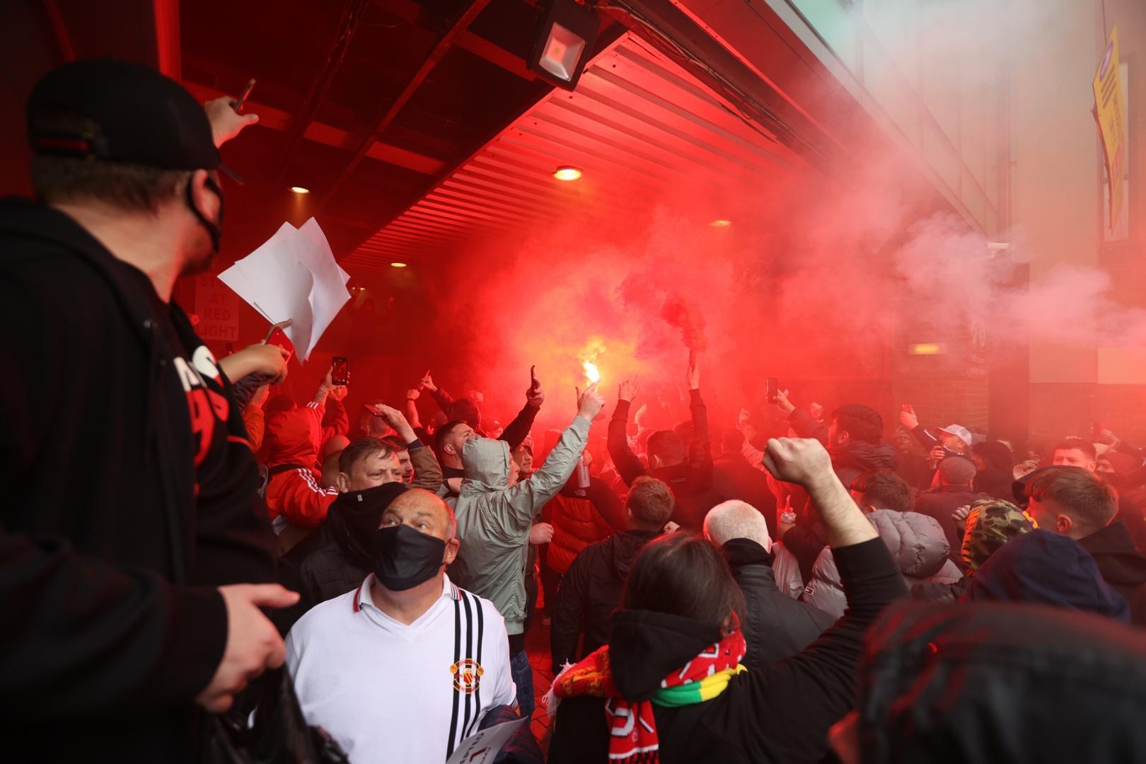 Tražeći odlazak vlasnika kluba, te se sukobili s policijom ispred stadiona. S Old Trafforda su poručili kako podržavaju pravo navijača na prosvjede, ali i žale zbog nemilih scena.