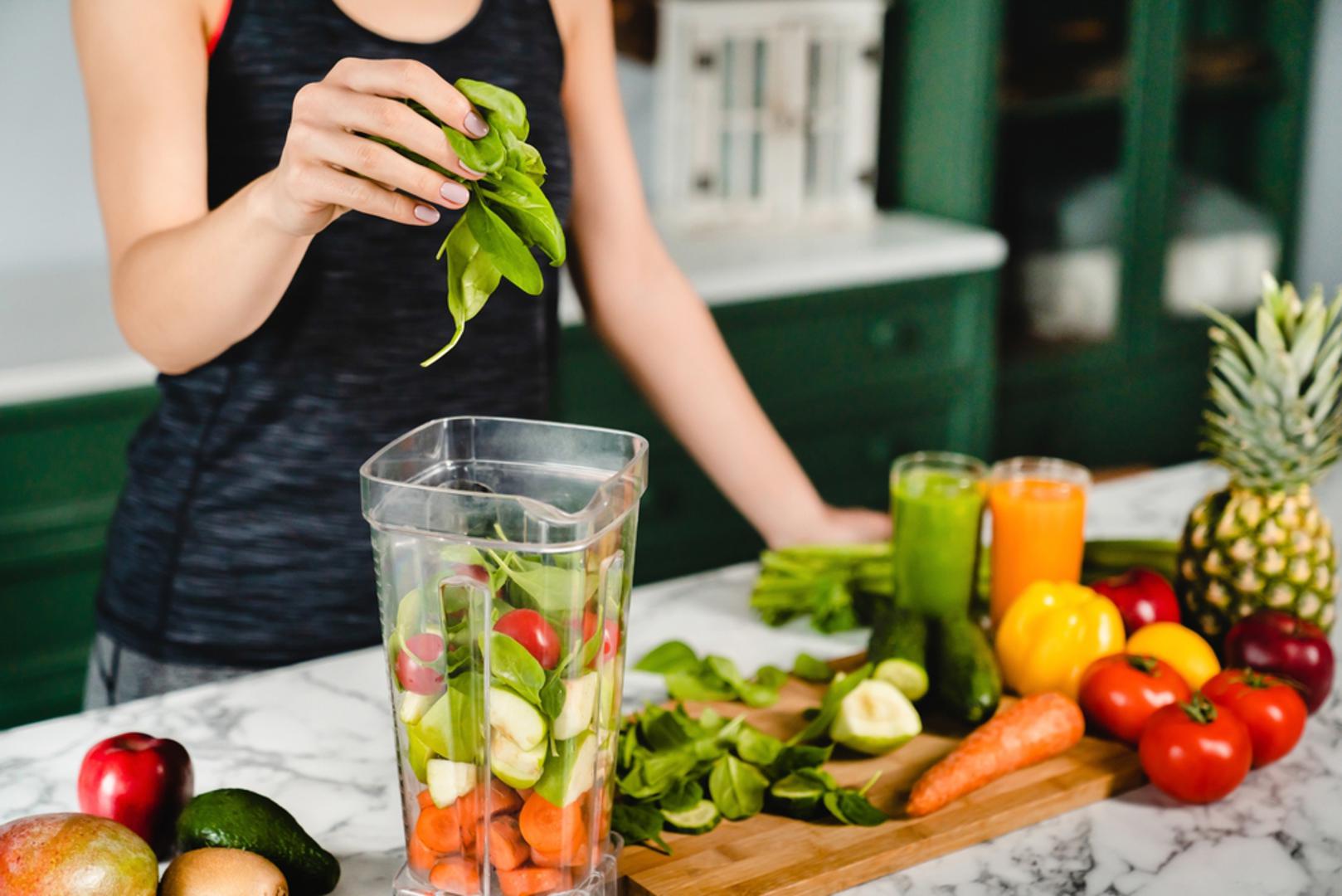 Pretvorite staru hranu u nove obroke: Kruh koji je postao suh možete iskoristiti za pripremu krušnih mrvica ili tostiranih kockica za salate. Zrelo voće idealno je za smoothije ili pekmeze.