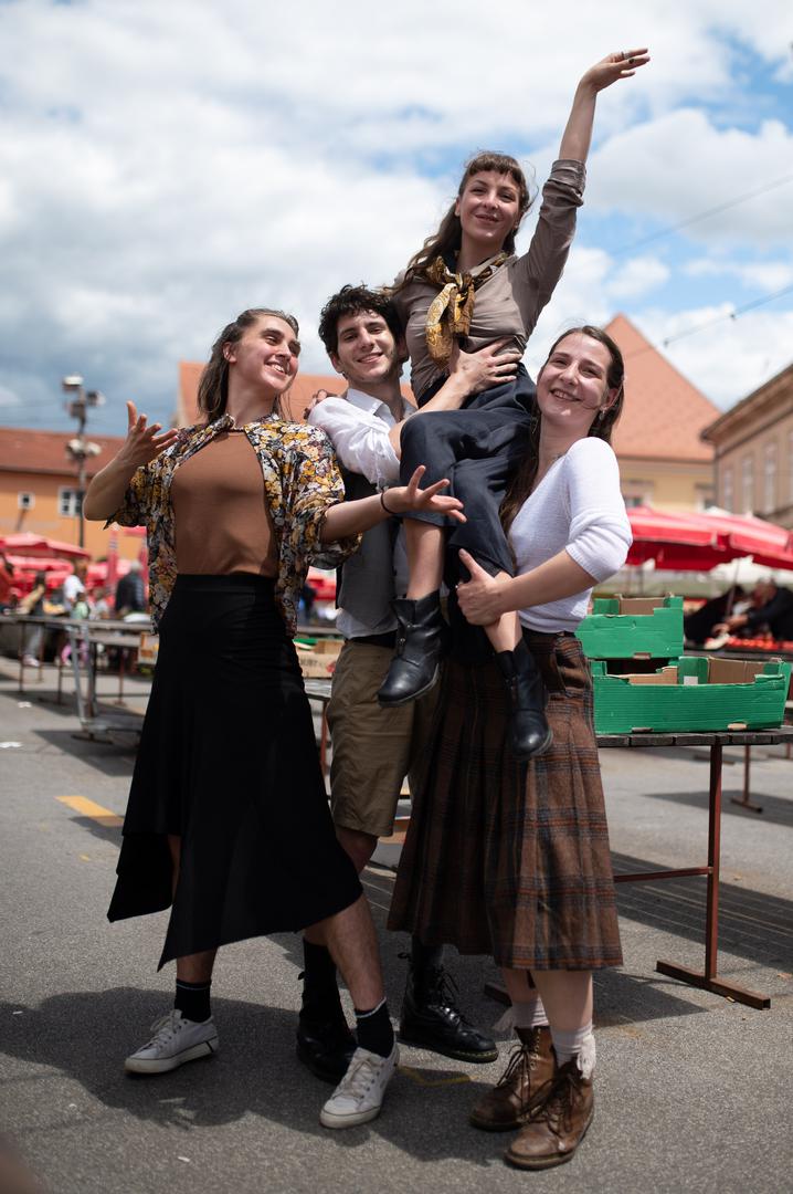 Obučeni u raskošne suknje, haljine i odjela zabavili su i uveselili sve koji su se u tom trenutku našli na zagrebačkoj tržnici. 