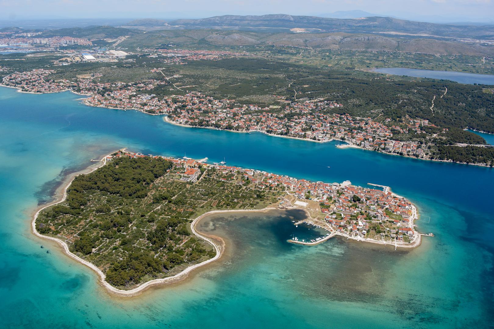 Naselje na otoku sastoji se uglavnom od kamenih kuća koje su povezane uskim kamenim uličicama, što je karakteristično za dalmatinsko podneblje. 