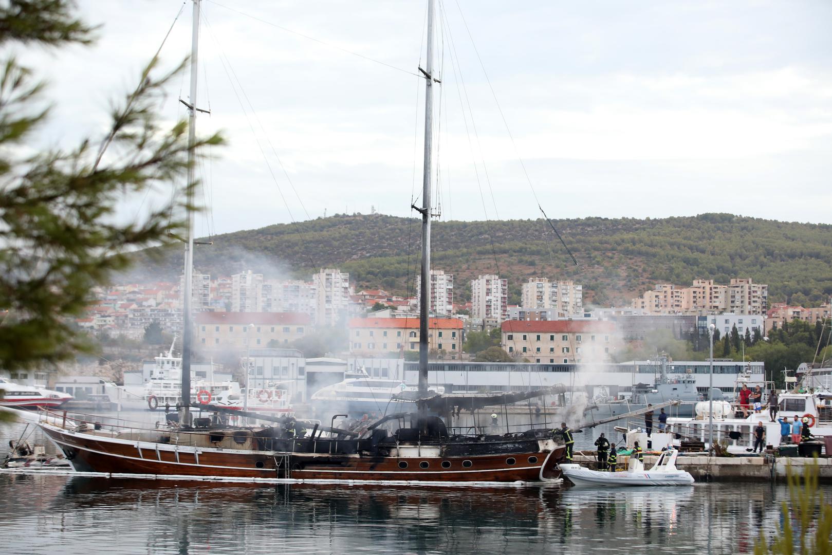 U Šibeniku je noćas izbio požar na turističkom jedrenjaku, a u tijeku je očevid nakon kojeg bi trebalo biti poznato više informacija.