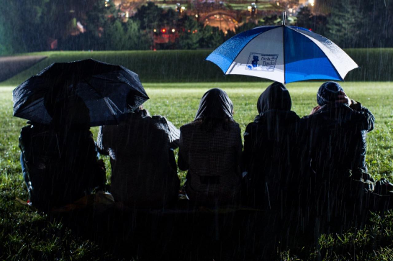 '30.05.2013, Schoenbrunner Schlosspark, Wien, AUT, Sommernachtskonzert der Wiener Philharmoniker, im Bild Zuschauer und Schloss Schoenbrunn // Spectators looking at Schoenbrunn during summer night con