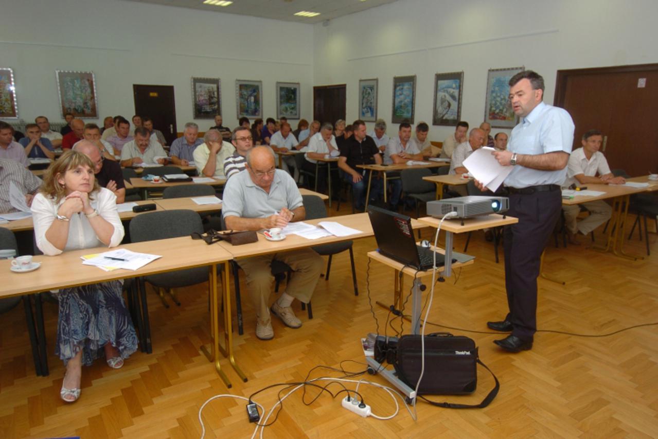 '08.06.2010. Krapina - Susret zupanijskih predstavnika s nacelnicima i gradonacelnicima Krapinsko Zagorske zupanije. Zoran Hrsak iz ureda za katastar drzi prezentaciju. Photo: Matija Topolovec/PIXSELL