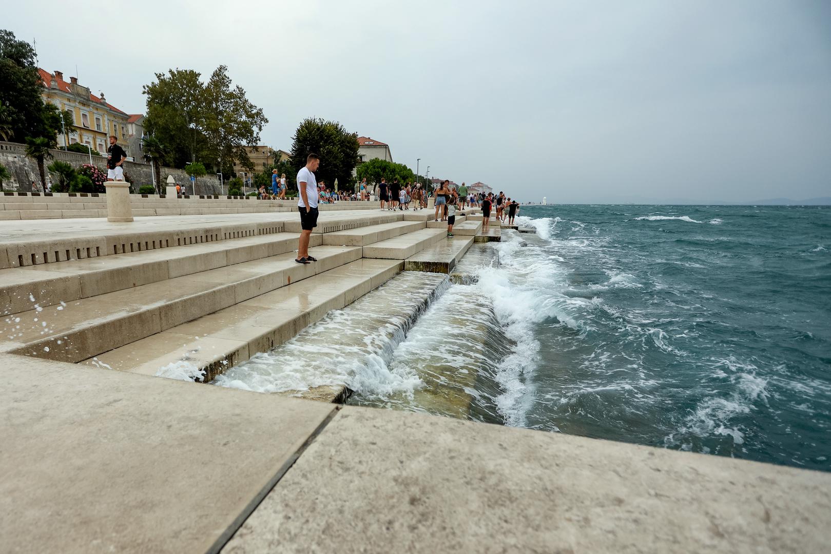 28.08.2023., Zadar - Kisa i jako jugo nisu omeli turiste da prosetaju rivom. Photo: Sime Zelic/PIXSELL