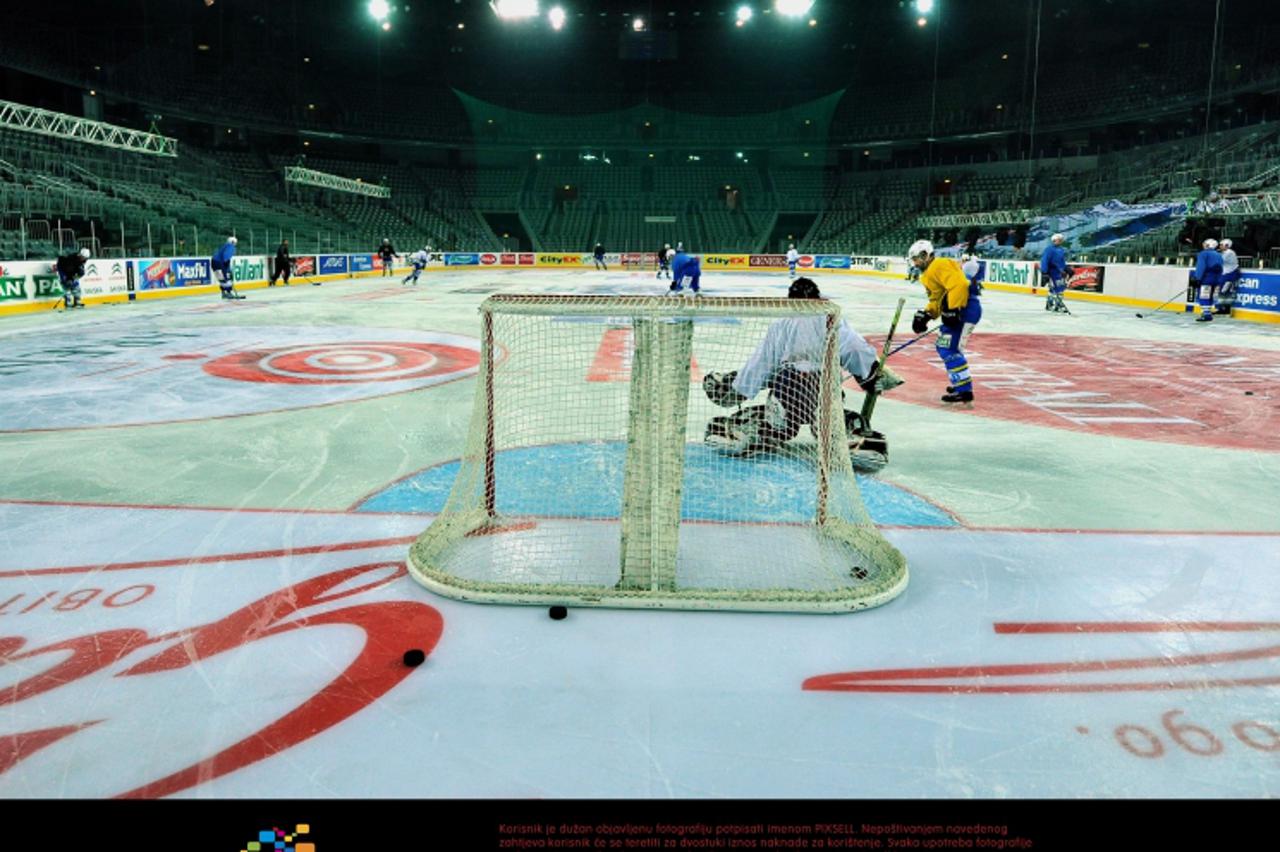 \'19.01.2011., Zagreb - Arena Zagreb, Ice Fever hokejaski spektakl. Hokejaski klub Medvescak odrzao je prvi trening u Areni. Photo: Marko Lukunic/PIXSELL\'