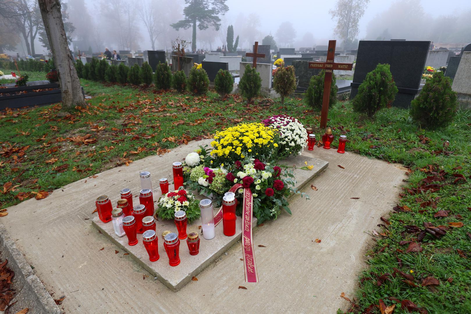 Na Mirogoju je pokopan i Predrag Fred Matić, SDP-ov bivši ministar branitelja te europarlamentarac i borac za ženska prava koji je preminuo koncem kolovoza ove godine. Veliki aranžmani su postavljeni na njegovom grobu, svega dva mjeseca nakon njegove smrti, kao i lampaši.