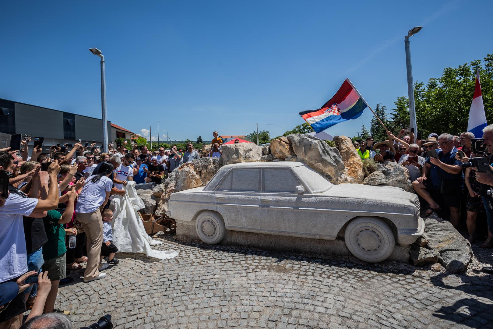  Imotski - Otvorenje spomenika Hrvatskom Iseljeniku u obliku Mercedesa isklesanog u kamenu