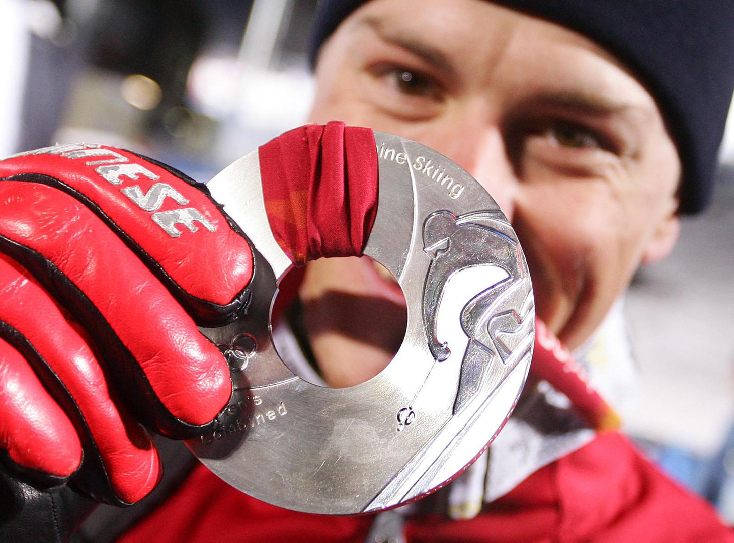 25.02.2006.,Torino,Italija - ZOI- Torino 2006, Sestriere.  Ivica Kostelic nakon ulaca u ciljnu ravninu , druge voznje slavi prvo vrjeme,Ivica Kostelic zavrsio je slalom na 6 mjestu.Ivica drzi svoju srebrnu medalju koju je osvojio u kombinaciji.rPhoto Zeljko Lukunic/Vecernji list