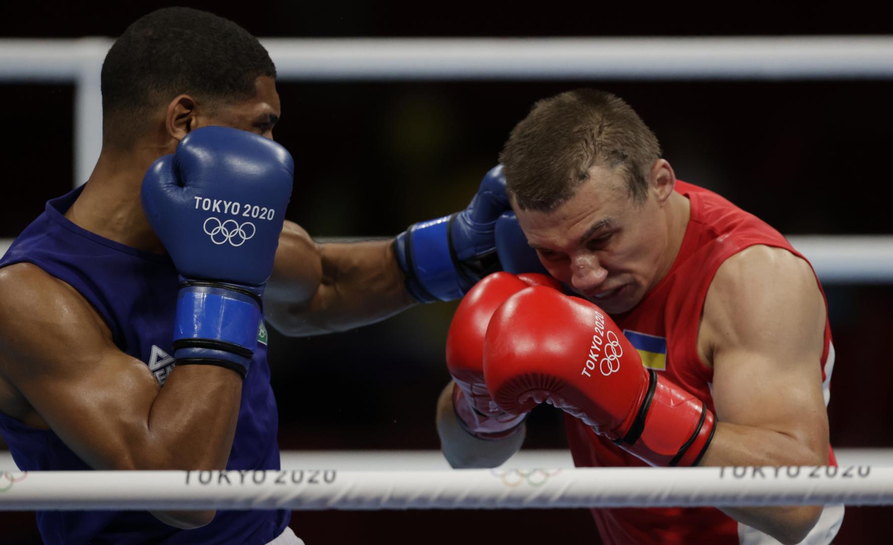 Boxing - Men's Middleweight - Final Tokyo 2020 Olympics - Boxing - Men's Middleweight - Final - Kokugikan Arena - Tokyo, Japan - August 7, 2021. Hebert Sousa of Brazil in action against Oleksandr Khyzhniak of Ukraine REUTERS/Ueslei Marcelino UESLEI MARCELINO