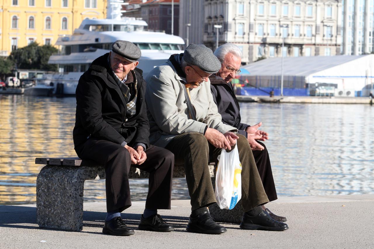 Rijeka: Umirovljenici uživaju u jesenskom suncu na klupici