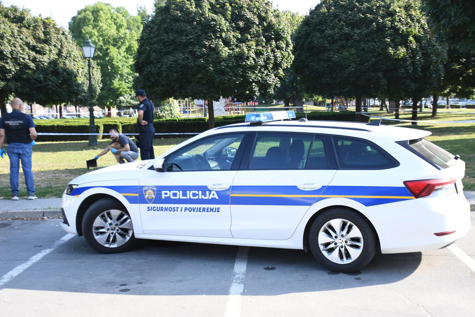 16.08.2024., Bjelovar - Na Trgu hrvatskih branitelja kod tzv. labirinta nocas je doslo do tjelesnog sukoba vise osoba i uporabe vatrenog oruzja. U sukobu je 6 osoba zadobilo ozljede od kojih je jedna osoba zadobila prostrjelnu ranu na vratu. Ocevid je u tijeku nakon cega ce biti poznati detalji. Photo: Damir Spehar/PIXSELL