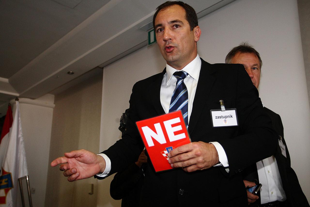 '20.02.2011., Zagreb, Nakon izvanredne skupstine Hrvatskog nogometnog saveza na kojoj je za predsjednika izabran Igor Stimac, Igor Stimac je odrzao konferenciju za novinare Photo: Zeljko Hladika/PIXSE