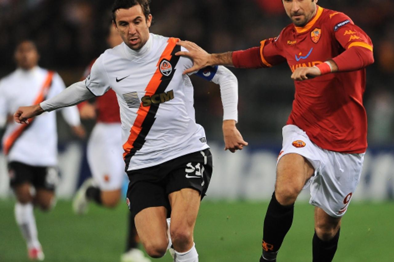 \'AS Roma\'s forward Mirko Vucinic (R) fights for the ball  against FC Shakhtar\'s Croatian midfielder Darijo Srna during their Champions League football match, at Rome\'s Olympic stadium on February 