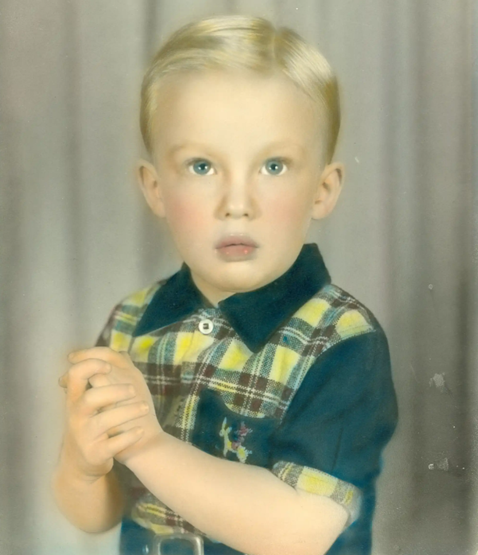 Donald John Trump rođen je 14. lipnja 1946. godine u Queensu, New York, kao četvrto od petero djece u obitelji koja se bavila nekretninama. 