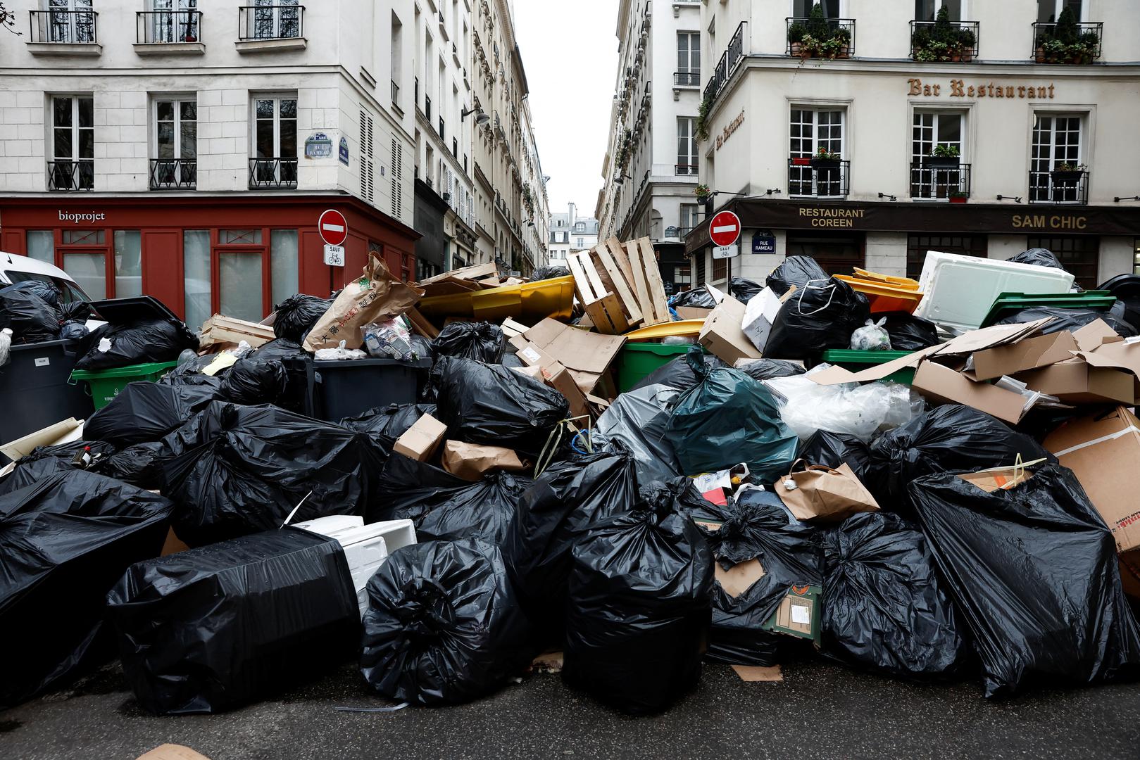 A view of a street where garbage cans are overflowing, as garbage has not been collected, in Paris, France March 13, 2023. REUTERS/Benoit Tessier Photo: BENOIT TESSIER/REUTERS