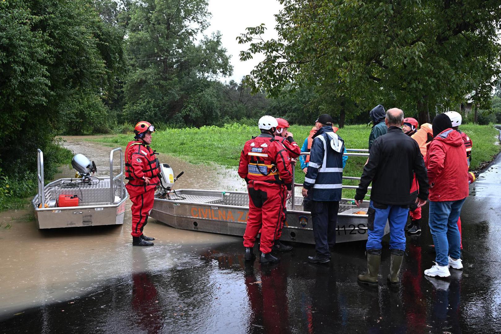 05.08.2023., Drenje Brdovecko - Civilna zastita i HGSS spasavaju zivotinje iz poplavljenjih domova Photo: Davor Puklavec/PIXSELL